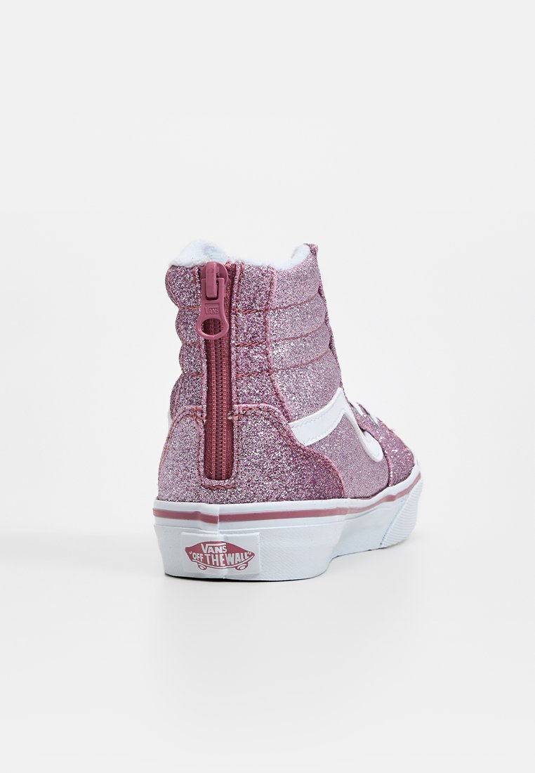 High-top roze glitter sneakers met een witte streep en ritssluiting aan de achterkant. Voorzien van een rubberen zool en het Vans-logo op de hiel.