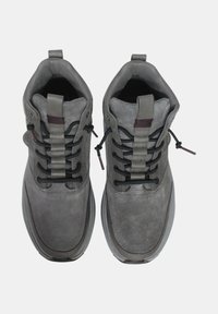 Sneaker in suede grigio con punta tonda, colletto imbottito, lacci neri e suola in gomma testurizzata. Presenta un design e delle cuciture distintive.