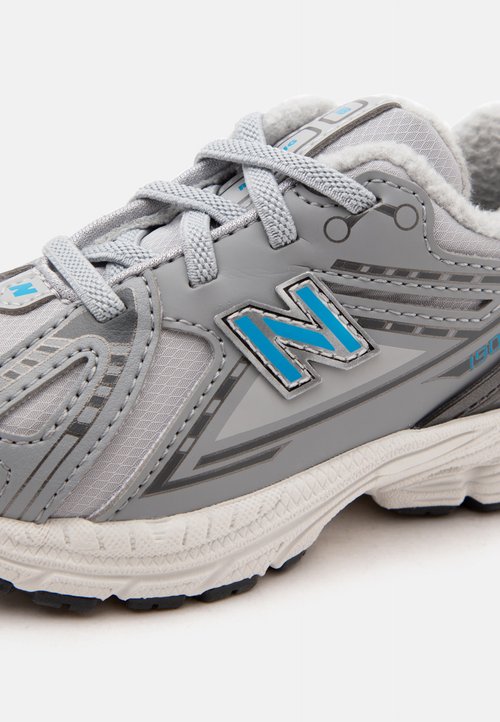 New Balance Zapatilla casual niño 1906 Gris metalizado — foto 6