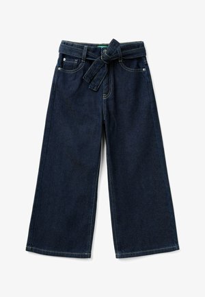 Pantaloni a gamba larga in denim blu scuro con vita regolabile, dotati di cinque tasche e cuciture gialle a contrasto lungo le cuciture.