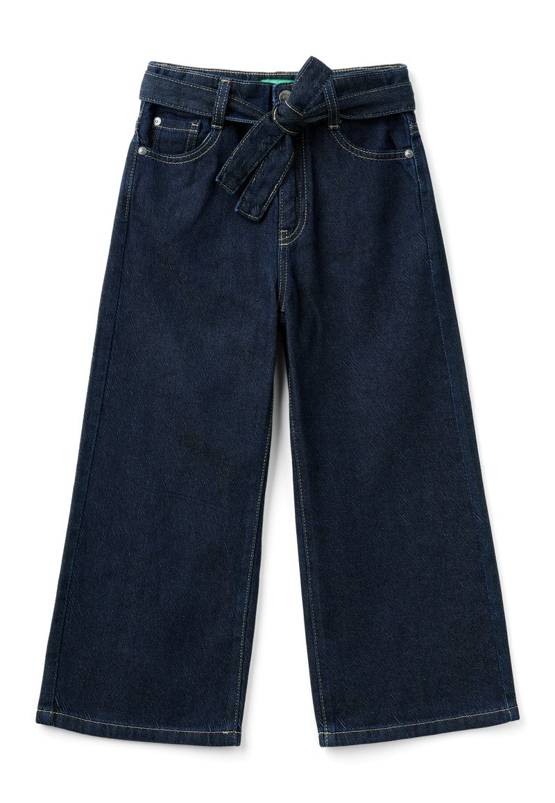 Tmavě modré denimové široké kalhoty s páskem v pase, obsahující pět kapes a kontrastní žluté stehy podél švů.