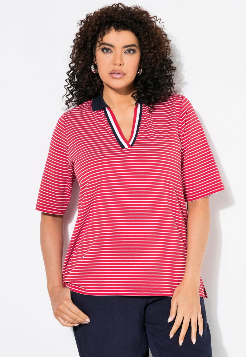 Polo rayé rouge et blanc avec un col marine, à manches courtes et design en V. Tissu léger. Coupe moderne.