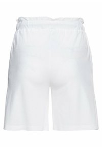Shorts blancs en mélange de coton avec une taille élastique et une coupe décontractée. Texture lisse, sans motifs ni embellissements.
