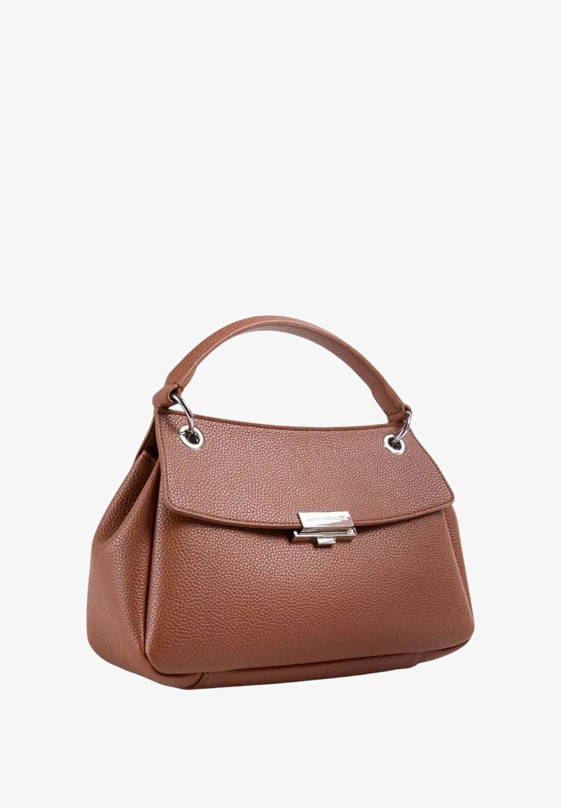 Borsa a spalla in pelle marrone con texture, dalla forma strutturata, dotata di manico superiore e hardware in tonalità argentata. Chiusura magnetica sotto il pattina.
