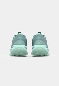 Nike tenisice za trčanje u tirkiznoj boji, s teksturiranim materijalom, podstavljenim ovratnikom i gumenenim potplatom s uzorcima za prianjanje. Potpisni logotip na peti.