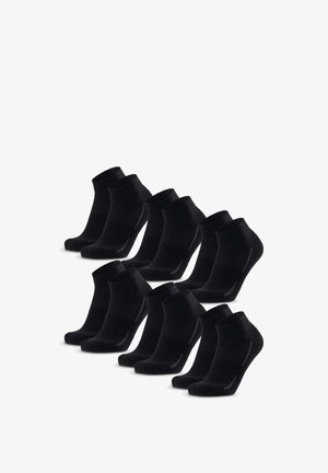 Schwarze Knöchelsocken mit geripptem Bund und glatter Textur, in gestapelter Anordnung mit dezenten Nahtdetails dargestellt.