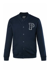 Veste varsity bleu marine à boutons avec col et poignets côtelés, arborant une grande lettre "P" en blanc surlignée sur la poitrine gauche.