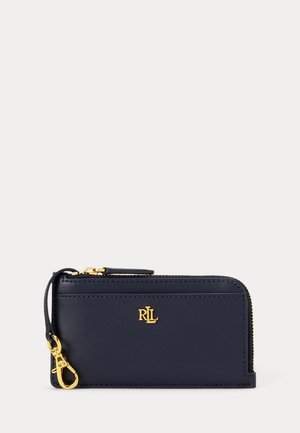 Tumesinine nahast lukuga rahakott kuldse RL logoga ja vasakul küljel kinnitatud kuldse klambriga võtmehoidjaga.