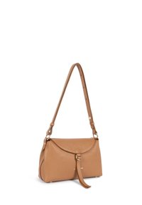 Sac à épaule en cuir marron clair avec un rabat incurvé, une bandoulière et un détail de boucle centrale. La texture est lisse avec un matériel minimal.