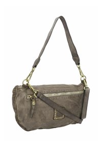 Sac à main en suédine marron avec une poche avant zippée, quincaillerie dorée, bandoulière réglable et un panneau accent texturé avec des clous.