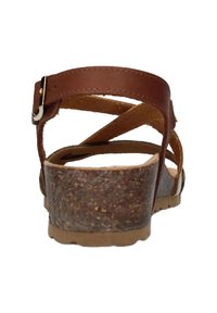 Sandal in pelle marrone con plateau in sughero, dotato di cinturini incrociati e fibbia regolabile alla caviglia. Suola in gomma per una migliore aderenza.