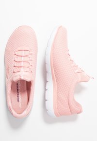 Lichtroze sport schoenen met een ademende mesh bovenkant, witte rubberen zool en een gestructureerd patroon. Voorzien van elastische veters en een gevoerde binnenzool.