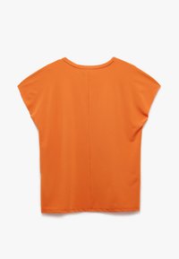 Oranje korte mouw top met een ronde hals. Glad, lichtgewicht materiaal. De achterkant heeft een naad die verticaal in het midden loopt.