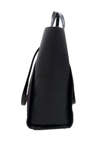 Borsa in pelle nera con un'esterno testurizzato, forma affusolata e due sottili spalline. Presenta una base piatta per la stabilità.