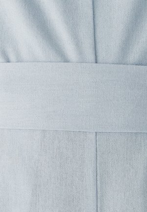 Tejido texturizado azul claro con una amplia cinturilla elástica y detalles de costura vertical, adecuado para ropa casual o activa.