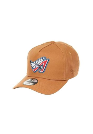 Beige Baseballmütze aus Baumwollmischung, mit einem gestickten blauen und roten Logo auf der Vorderseite, einem gebogenen Schirm und einem verstellbaren Riemen.