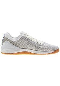 Scarpa atletica leggera con tomaia in mesh bianco e dettagli testurizzati, accenti grigi e suola in gomma per una maggiore aderenza.