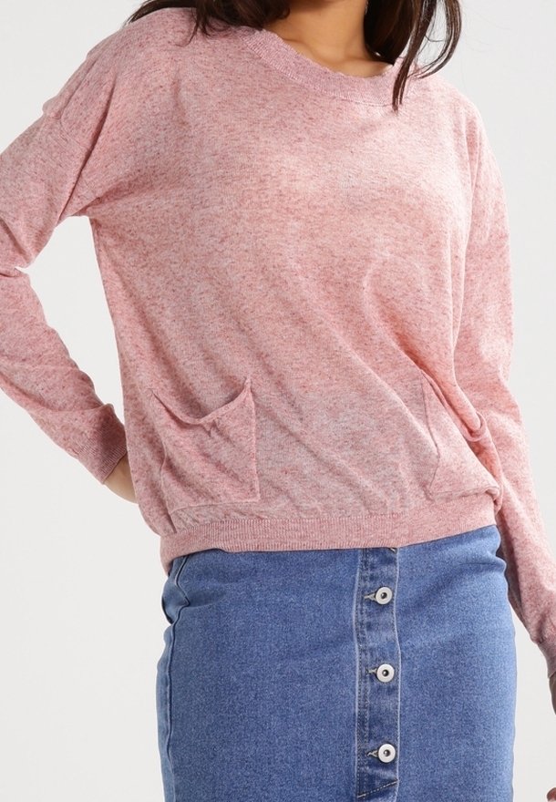 Rosa melerat stickad tröja med rundad halsringning, långa ärmar och en framlappficka, kombinerad med en blå denimkjol med knappdetaljer.