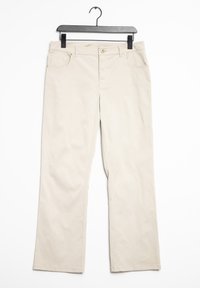 Béžové bavlněné kalhoty s rovnými nohavicemi, zdobené zlatými detaily a dvěma předními kapsami, zavěšené na černém ramínku.
