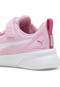 Puma FLYER RUNNER V PS - Scarpe da corsa su strada - pink lilac- white- pink