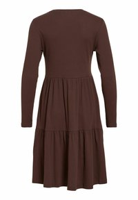 Robe marron à manches longues en tissu côtelé, avec un corsage ajusté et une jupe évasée à volants, dotée d'un col rond.