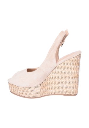 Sandalo con zeppa in suede beige, con punta aperta e design slingback. Presenta una piattaforma intrecciata naturale testurizzata per un'altezza aggiuntiva.