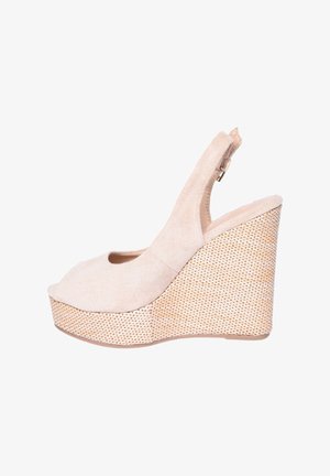 Sandalo con zeppa in suede beige, con punta aperta e design slingback. Presenta una piattaforma intrecciata naturale testurizzata per un'altezza aggiuntiva.