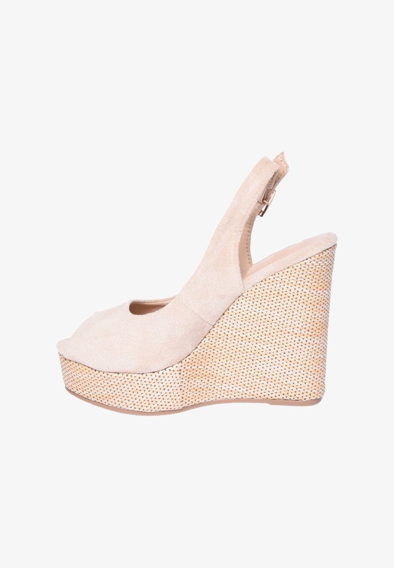 Sandalo con zeppa in suede beige, con punta aperta e design slingback. Presenta una piattaforma intrecciata naturale testurizzata per un'altezza aggiuntiva.