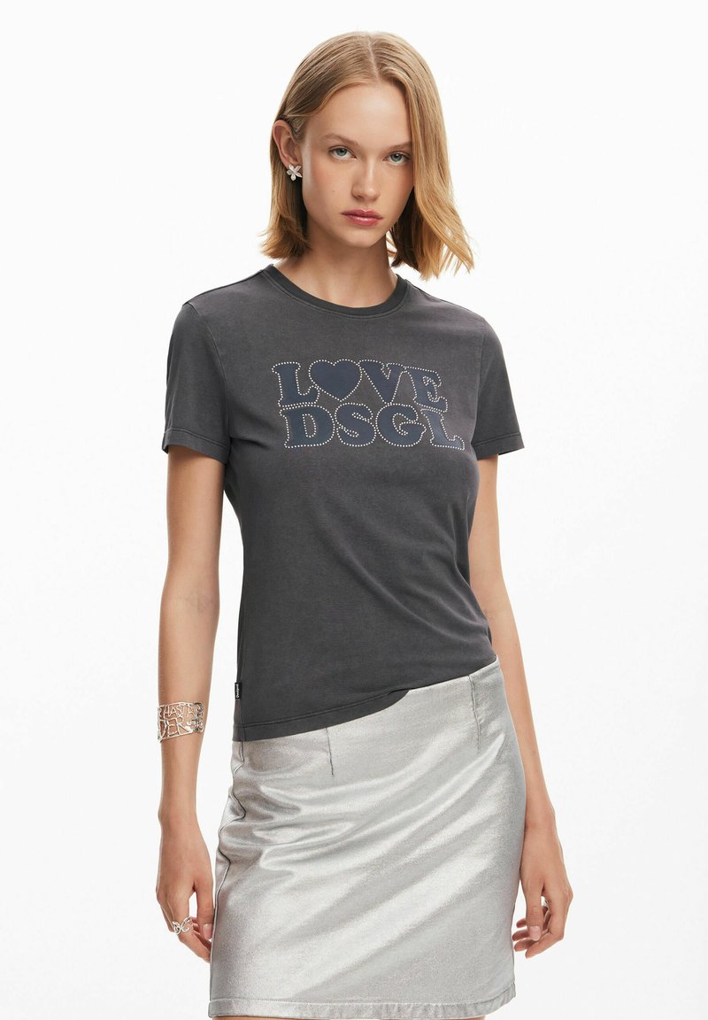 Grijze katoenen T-shirt met ronde hals, voorzien van "LOVE DSGL" in blauwe rhinestones. Gecombineerd met een glanzende zilveren rok.