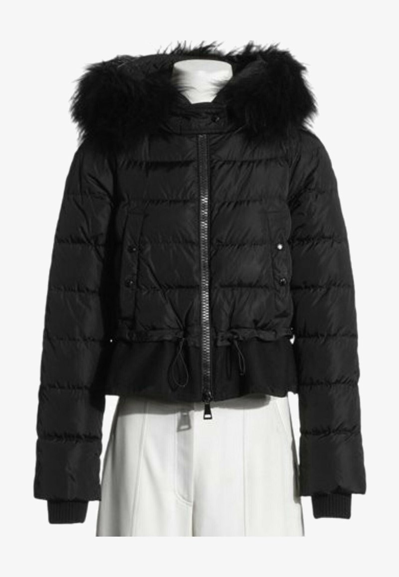 Doudoune noire avec capuche bordée de fourrure, fermeture éclair à l'avant, poches à pression et cordons réglables à la taille sur un torse de mannequin blanc.
