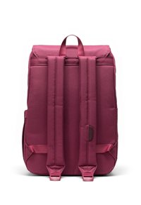Sac à dos bordeaux de forme rectangulaire, en tissu, avec deux bretelles larges et une poignée supérieure. Comprend des poches latérales et une surface texturée.