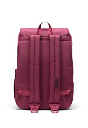 Bordová batoh s obdĺžnikovým tvarom, textilný materiál, dve široké ramenné popruhy a horné ucho. Obsahuje bočné vrecká a textúrovaný povrch.