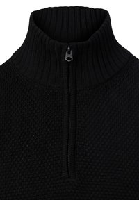Czarny sweter dziany z wysokim prążkowanym kołnierzem, z kwartałowym zamkiem błyskawicznym i teksturowaną powierzchnią. Akcentowe przeszycia są minimalne i jednolite.