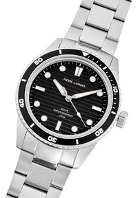 Montre en acier inoxydable avec un cadran texturé noir, des index lumineux et des accents argentés. Lunette unidirectionnelle et mouvement solaire. Résistante à l'eau jusqu'à 100 mètres.