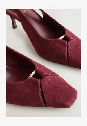 Bordeaux ruskinds slingback hæle med firkantet tå, knudedetalje foran og en lille sort hæl. Glat tekstur med minimal syning.
