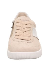 Beige Wildlederschuhe mit weißen Lederakzenten, flachen Schnürsenkeln, einem seitlichen Reißverschluss und einer strukturierten weißen Gummisohle, mit genähten Details.