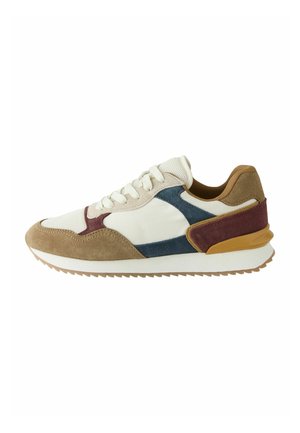 Casual lage sneaker met witte mesh, beige suède, blauwe en bordeaux accenten, witte veters en een gum rubberen zool.