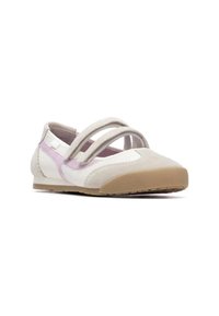 Zapatilla gris y blanca con doble correa cruzada, material de ante y cuero, punta redondeada y suela de goma beige. Acentuada con lavanda.