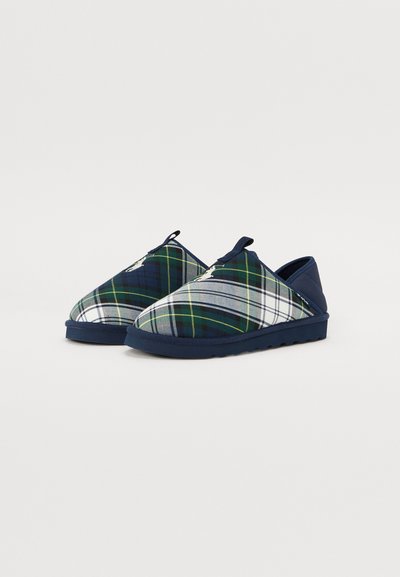 Rutet slip-on sko med en marineblå gummisåle. Materialet har et mønstret tekstil med grønne, blå og hvite toner. Rundet form.
