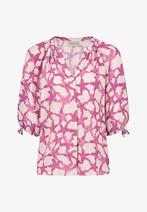 Roze blouse met een sterrenzeesterrenpatroon, voorzien van geplooide schouders en een losse pasvorm. Gemaakt van lichtgewicht stof, met elastische manchetten.