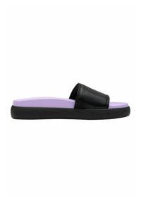 Svart syntetisk sandle med en bred övre rem, som har en lavendel mellansole och en svart yttersula. Slät textur genom hela.