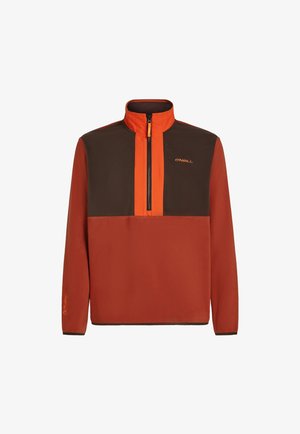 Sudadera de forro polar en naranja quemado con paneles marrones, cierre de cremallera de un cuarto en la parte frontal, cuello alto y detalle del logo. Textura suave y mangas largas.