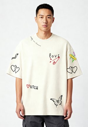 Mira Paris TATTOO SWEETHEART OVERSIZED DROPPED SHOULDER TEE 26 UNISEX - T-Shirt print - off-white