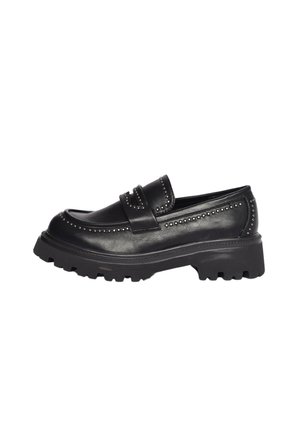 Scarpa di pelle nera con suola spessa, design elegante, dettagli borchiati sulla parte superiore e punta rotonda, dotata di una cintura larga sulla parte superiore del piede.