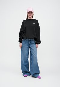Puma OVERSIZED CREW - Mikina - black
