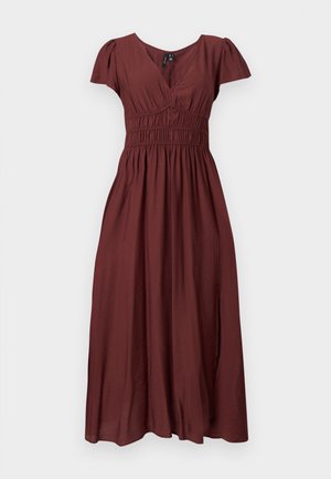 Keskmise pikkusega, lühikeste varrukatega burgundia toonis kleit V-kaelusega, kogutud vöökoha detailide ja voolava seelikuga valgel taustal.