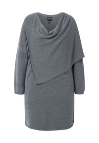 Vestido de suéter gris de punto con cuello tipo cowl y diseño asimétrico en capas, mangas largas y un dobladillo que cae por encima de la rodilla.
