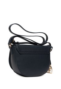 Borsa a tracolla in pelle nera con forma arrotondata, superficie testurizzata, pattina superiore e dettagli in metallo dorato. Inclusa una tracolla regolabile.