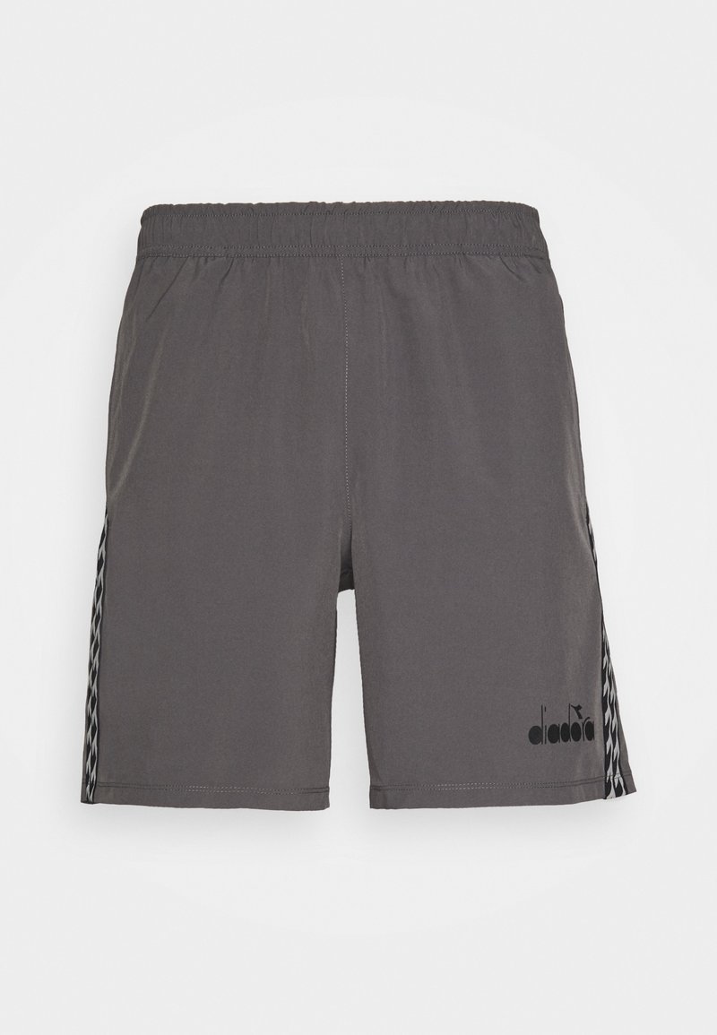 Grå sportshorts med elastisk midjeband och sidostripes med flätad mönster. Inkluderar en logotyp på nedre framsidan.