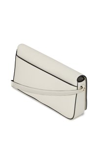 Borsa a mano bianca rettangolare con rifiniture nere e una sottile tracolla, esposta in angolazione su uno sfondo bianco.